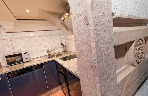 Old Town Apartment | Studio-Vanity unit-Le Caveau