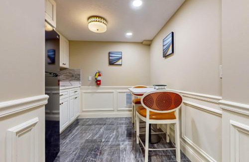 Holyoke Apartment | Studio - Victory Residence