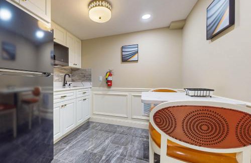 Holyoke Apartment | Studio - Victory Residence