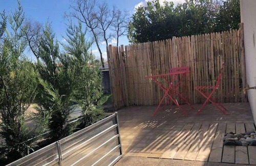 Saint-Medard-en-Jalles Apartment | Studio with pool