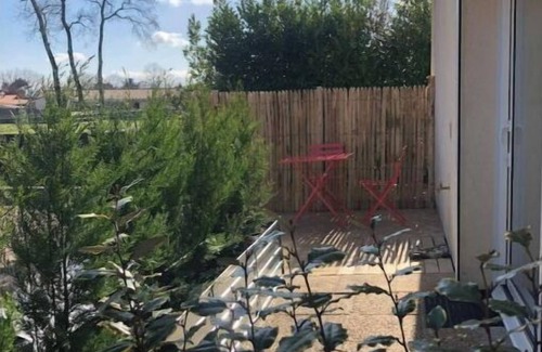 Saint-Medard-en-Jalles Apartment | Studio with pool