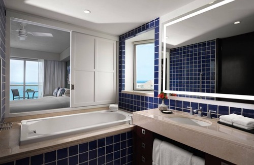 La Isla Resort | Studio - Westin Lagunamar Resort - Full Resort Access. On the beach.