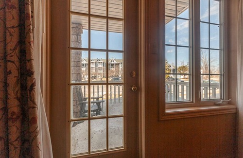 Oro-Medonte Condo | Studio with King Bed, Heated pool