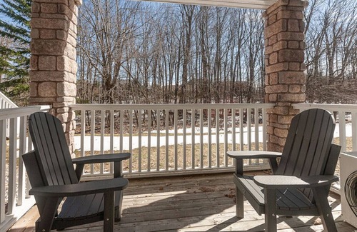 Oro-Medonte Condo | Studio with King Bed, Heated pool