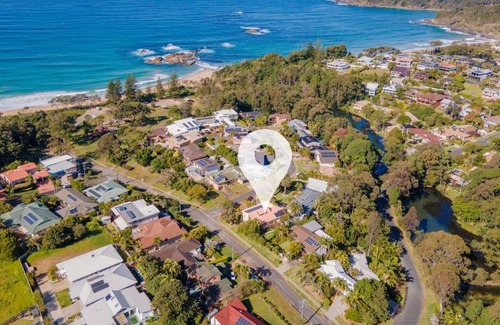 Korora Apartment | Studio with Shared Pool, Walk to Beach