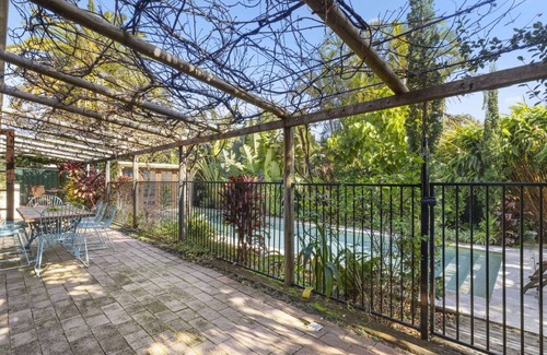 Korora Apartment | Studio with Shared Pool, Walk to Beach