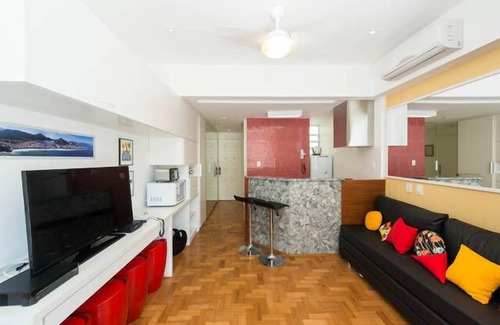 Copacabana Apartment | Studio with side sea view, close to 3 beaches and 250Mb Wifi