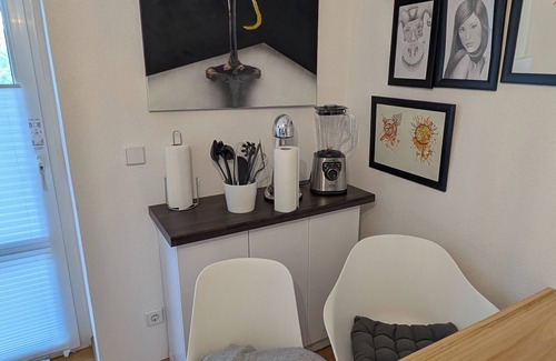 Gablenz Apartment | Studio with workplace and balcony in a quiet location close to the city.