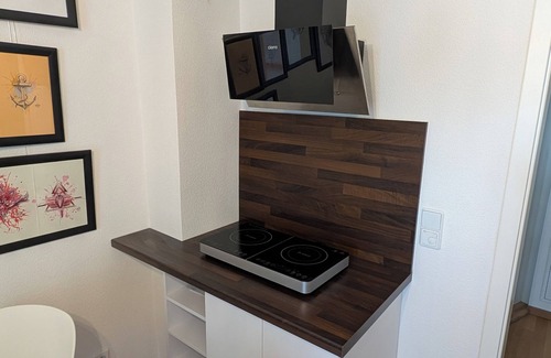 Gablenz Apartment | Studio with workplace and balcony in a quiet location close to the city.