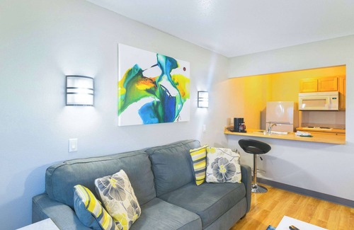St. Robert Hotel | Studio Z, an Ascend Collection Hotel