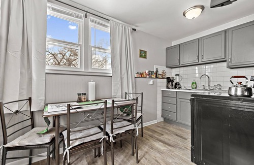 Aurora Apartment | Studio1116E/PetFriendly/WIFI/BigTV/PKG/nearDowntown Aurora.