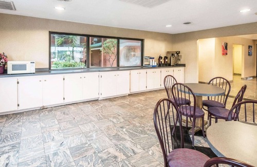 Emporia Hotel | Studios and Suites 4 Less Emporia