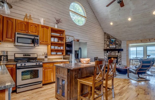 Valois House | Stugan-Seneca Lake House