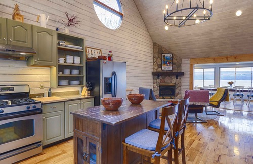 Valois House | Stugan Seneca Lake House: Lake Front Retreat + Minutes from Wineries!