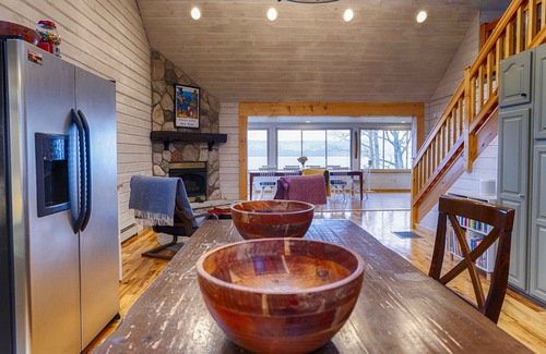 Valois House | Stugan Seneca Lake House: Lake Front Retreat + Minutes from Wineries!