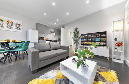 High Barnet Apartment | Stunning 1-Bed Flat- London City-Sleeps 4- Parking Available- Book Instantly!