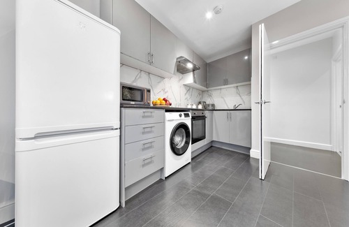 High Barnet Apartment | Stunning 1-Bed Flat- London City-Sleeps 4- Parking Available- Book Instantly!