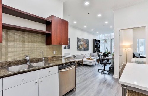 Toronto Entertainment District Condo | Stunning 1 Bedroom Condo Next to CN Tower