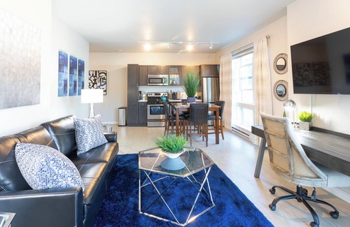 Powderhorn Apartment | Stunning 1-Bedroom Apartment+Super Fast WiFi+In-Unit W/D+Roku TVs+Walk to Uptown