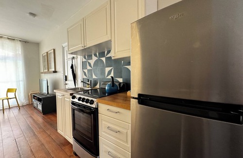 Downtown Baltimore Apartment | Stunning 1BR Apt. In Historic Row Home w/Parking