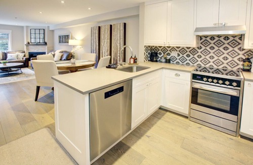 Whistler Creekside Condo | Stunning 1BR:Sleeps 2 Comfortably ,Balcony,Hot Tub,Pool+ BBQ,Walk to Everything!