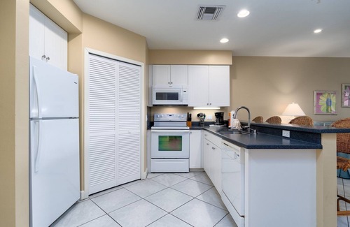 Fort Myers Beach Apartment | Stunning 2/2 in the Heart of Downtown Fort Myers Beach!