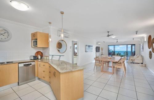 Trinity Beach Apartment | Stunning 2-3 Bed Penthouse Glorious Ocean Views