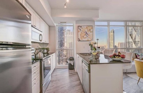 Downtown Toronto Condo | Stunning 2 BD in heart of Toronto + FREE Parking