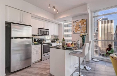 Downtown Toronto Condo | Stunning 2 BD in heart of Toronto + FREE Parking