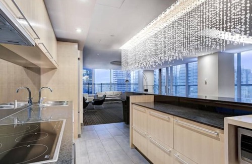 Downtown Toronto Condo | Stunning 2 BD in heart of Toronto + FREE Parking