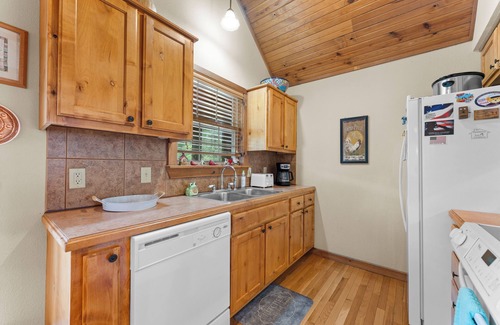 Branson West Cabin | Stunning 2 bed, 2 bath lodge located at Stonebridge Resort! Close to Branson!
