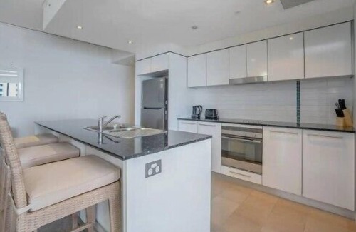 Broadbeach Apartment | Stunning 2 bed 2bath Ocean View in Broadbeach