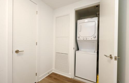 Cooksville Apartment | Stunning 2 Bed and 2 Bath Condo in Mississauga