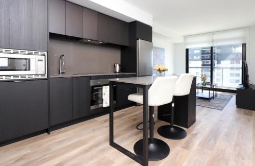 Cooksville Apartment | Stunning 2 Bed and 2 Bath Condo in Mississauga