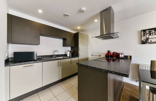Lansbury Apartment | Stunning 2-Bed Apartment in London