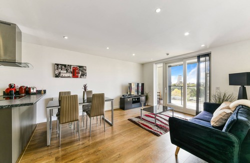 Lansbury Apartment | Stunning 2-Bed Apartment in London