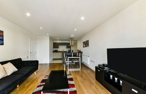 Lansbury Apartment | Stunning 2-Bed Apartment in London