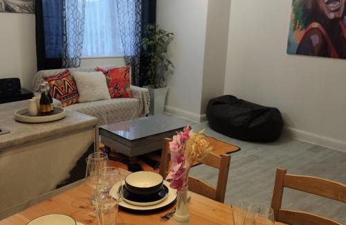 Alibon Apartment | Stunning 2-Bed Apartment in London Dagenham
