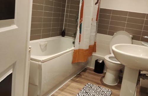 Alibon Apartment | Stunning 2-Bed Apartment in London Dagenham