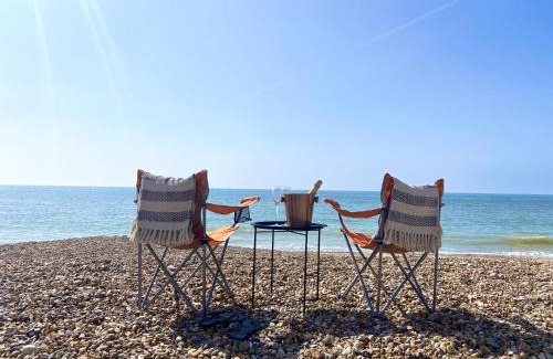 Worthing Apartment | Stunning 2 Bed Apartment Sea Views and Parking