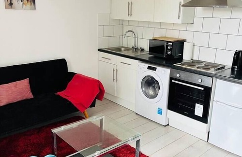 Chatham House | Stunning 2-Bed House in Chatham