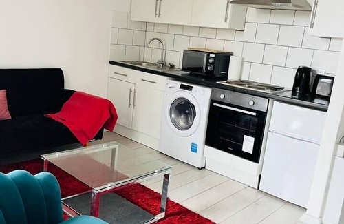 Chatham House | Stunning 2-Bed House in Chatham