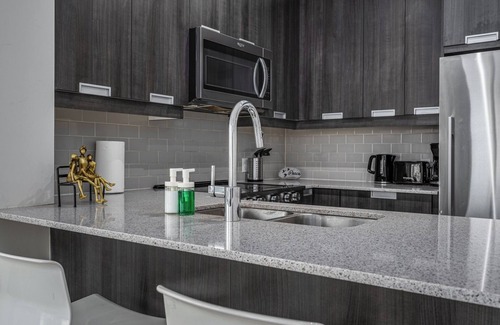 Hurontario Condo | Stunning 2 Bedroom + Den Condo