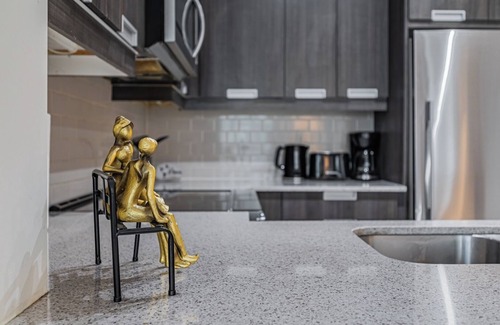 Hurontario Condo | Stunning 2 Bedroom + Den Condo