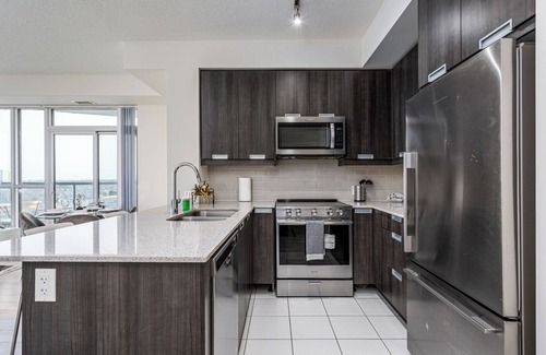 Hurontario Condo | Stunning 2 Bedroom + Den Condo