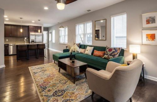 Mount Auburn Apartment | Stunning 2BR Apartment Near Downtown