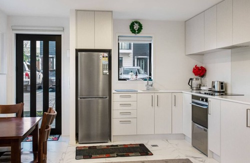 Kelston House | Stunning 2BR in Kelston with WIFI and Carpark