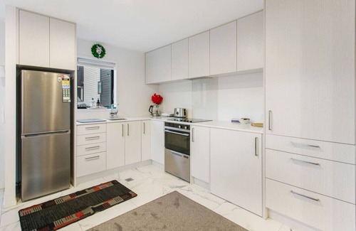 Kelston House | Stunning 2BR in Kelston with WIFI and Carpark