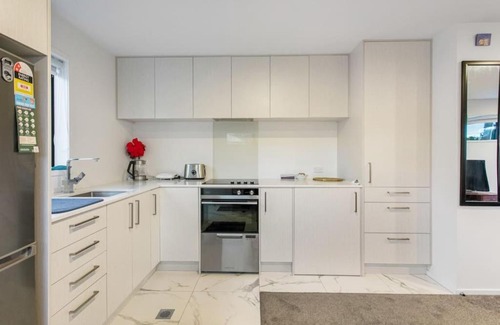 Kelston House | Stunning 2BR in Kelston - WIFI - Carpark