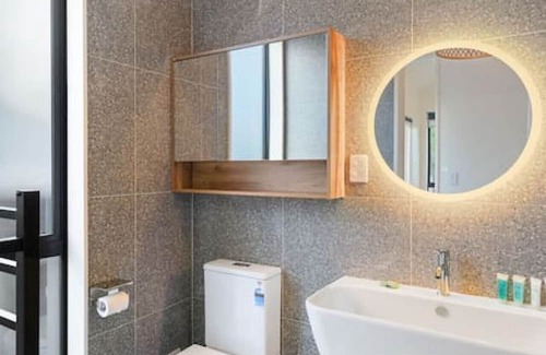 Henderson Valley House | Stunning 2BR Retreat in Tranquil Henderson | WIFI